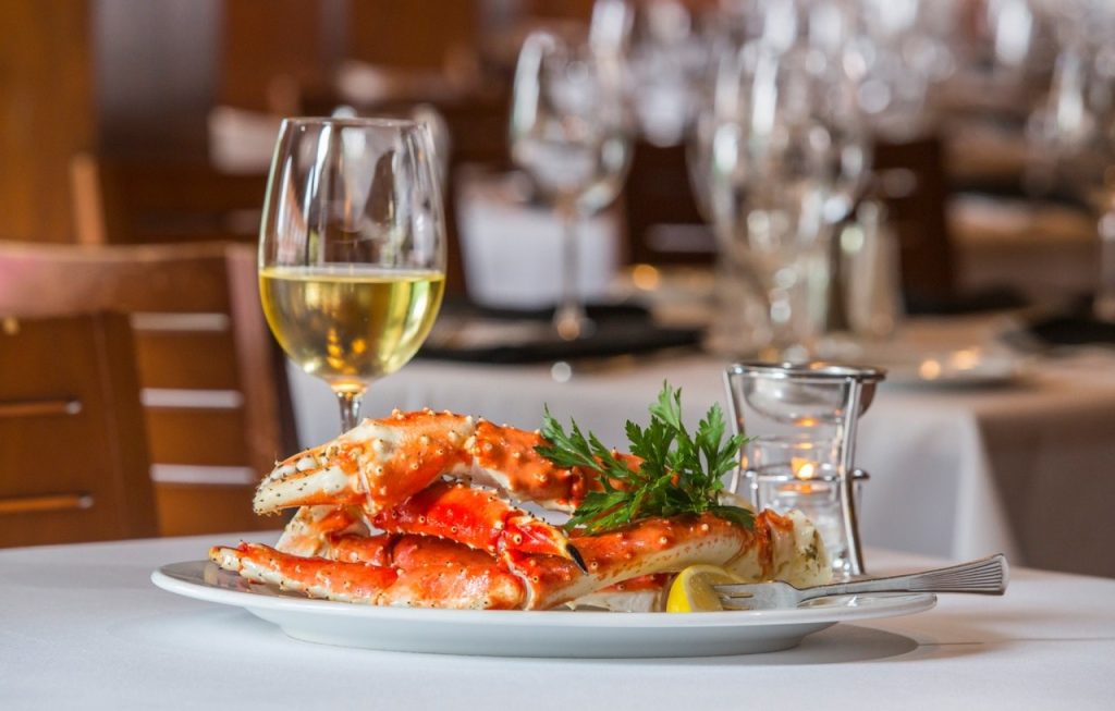 rượu vang ăn kèm với gì?